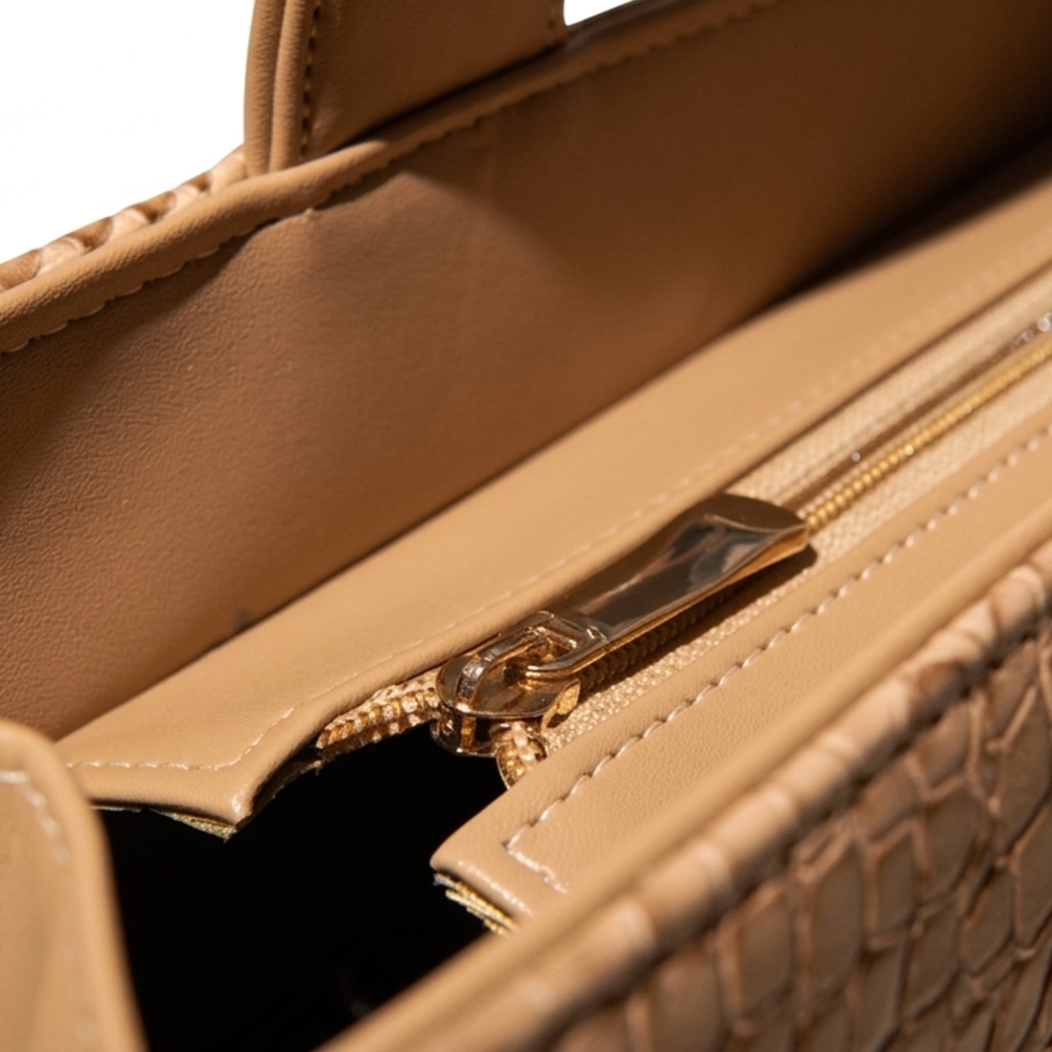 Leasto Crimson Croc Tote – Structured Handbag with Gold-Tone Accents